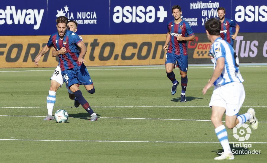  Rubén Rochina es agarrado durante el Levante-Real Sociedad.