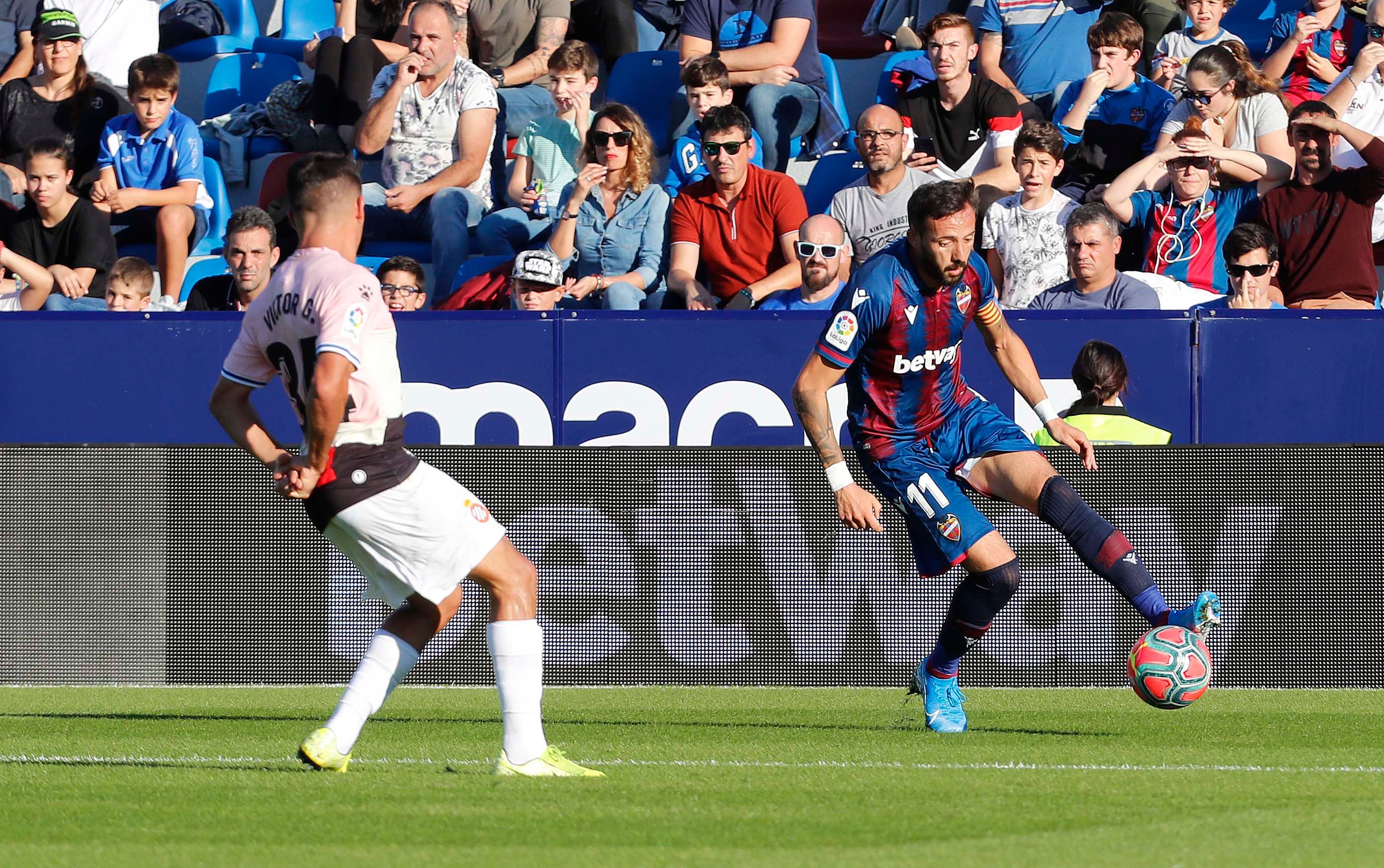  Morales controla el balón.