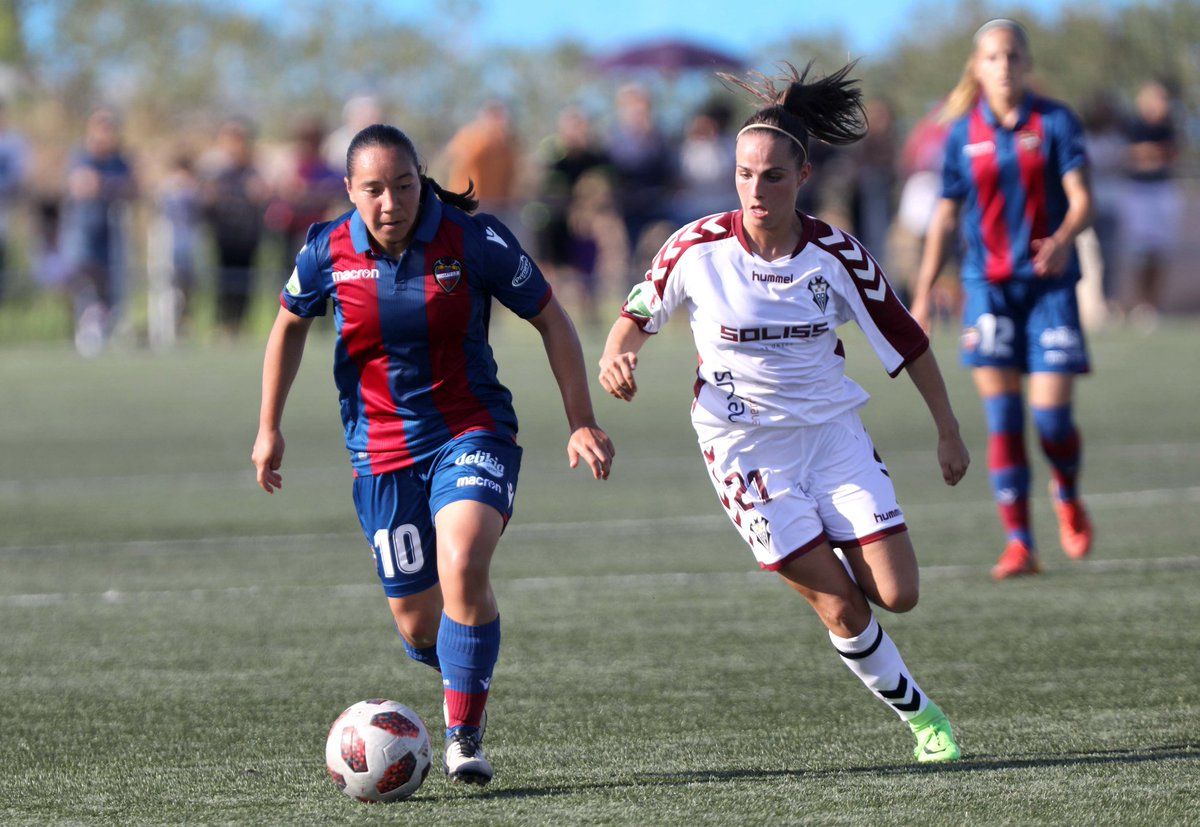  Charlyn pugna por el balón.