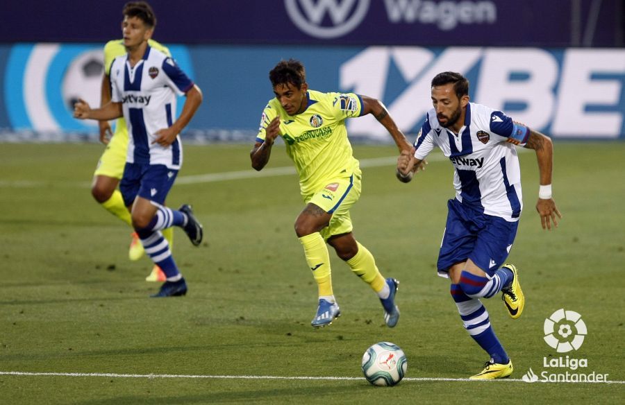  Morales con el balón.