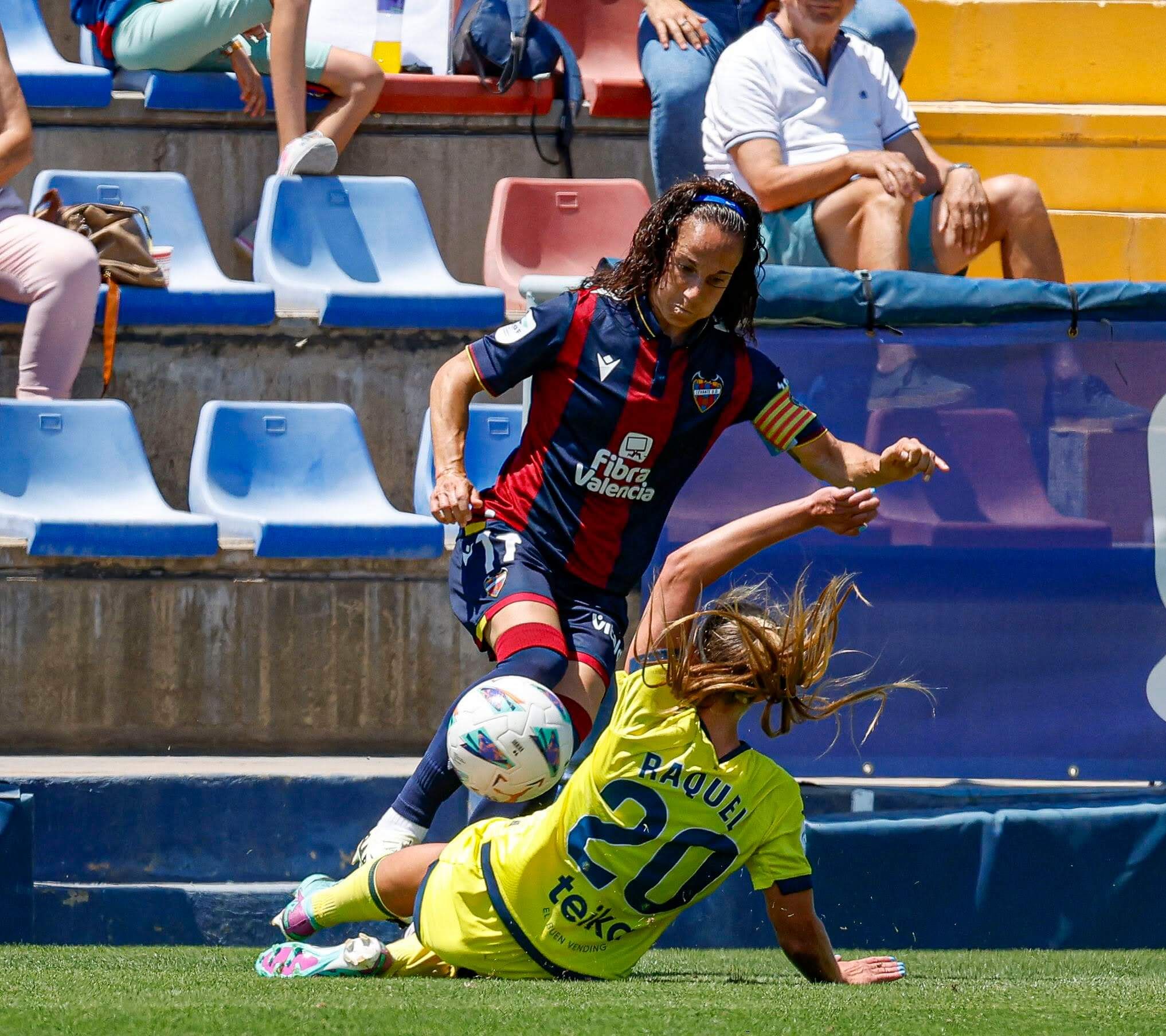  La capitana Alharilla, ante Raquel Morcillo, en un lance de la segunda parte del encuentro.