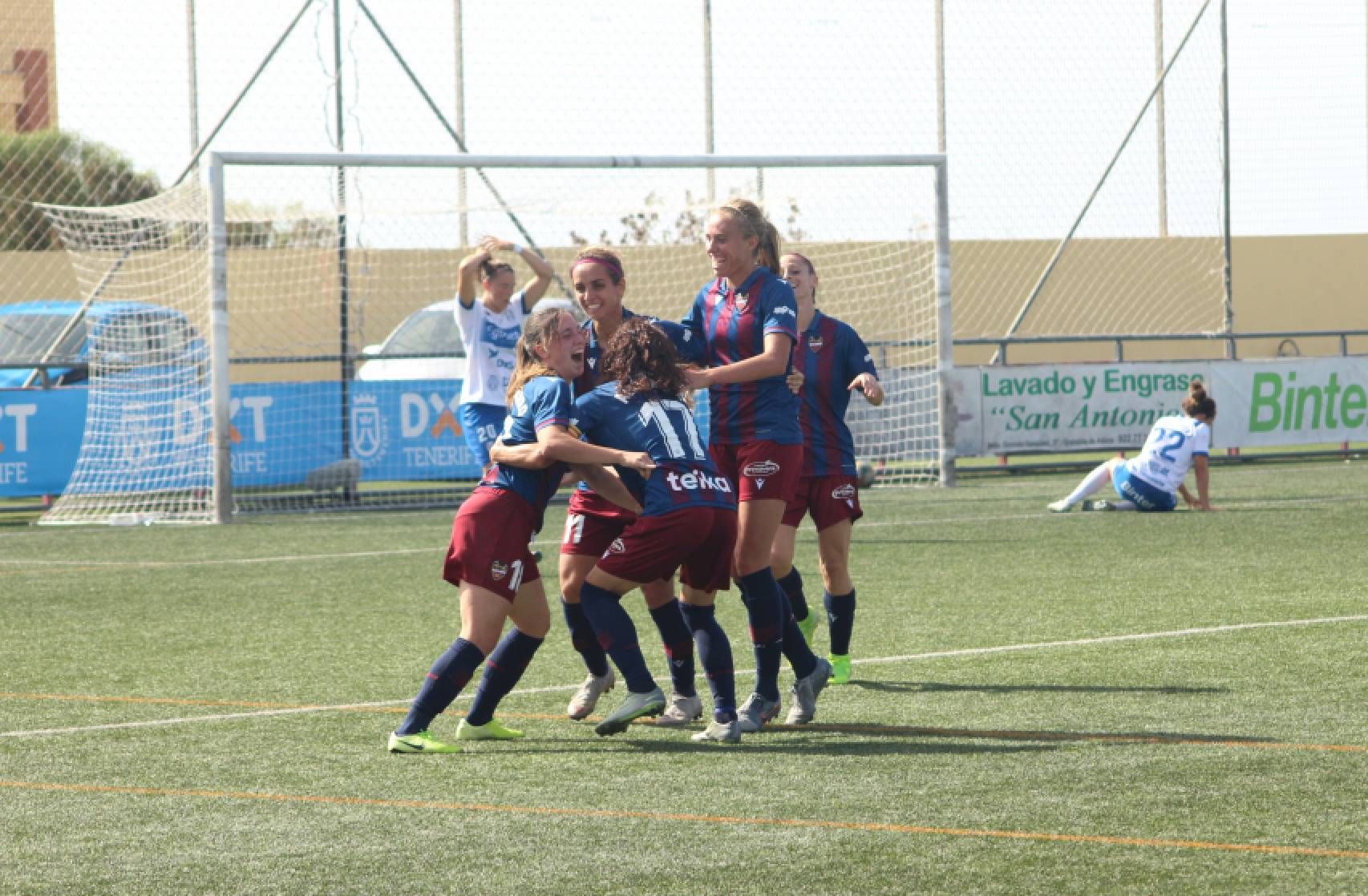 Las chicas de María Pry celebran el gol de Eva Navarro.