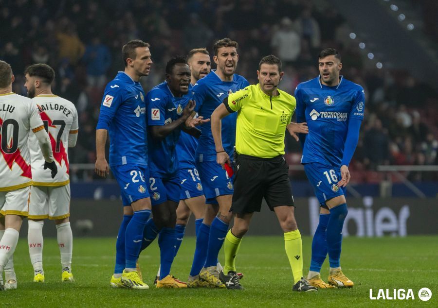 Los jugadores del Getafe protestan por una expulsión de Figueroa Vázquez..