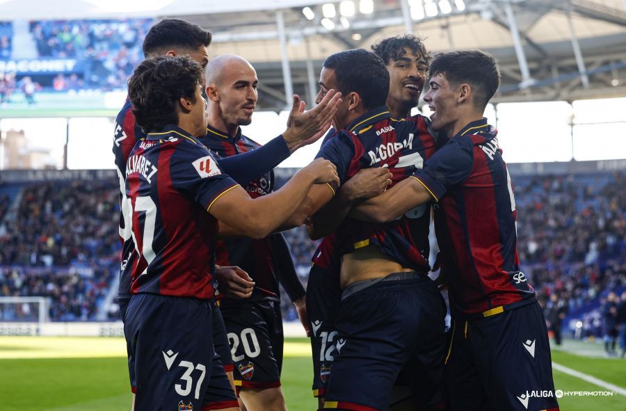 Los jugadores del Levante celebran el gol de Algobia ante el Huesca en el Ciutat.