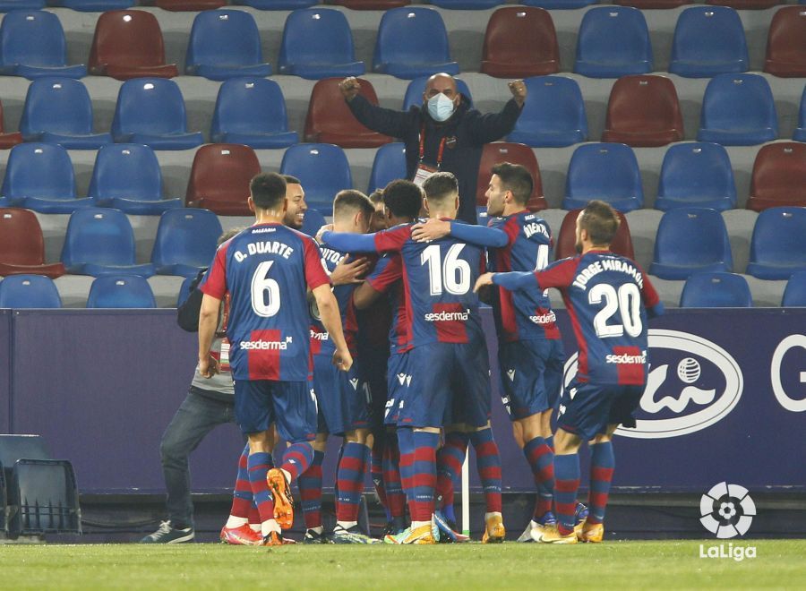 Los jugadores del Levante celebran el tanto de Roger.