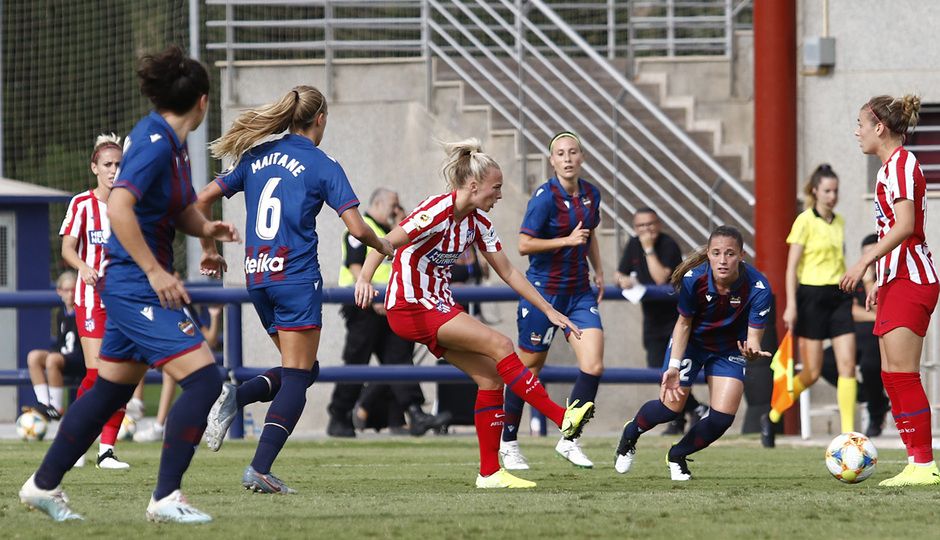  Lance del partido entre el Levante UD Femenino y el Atlético de Madrid.