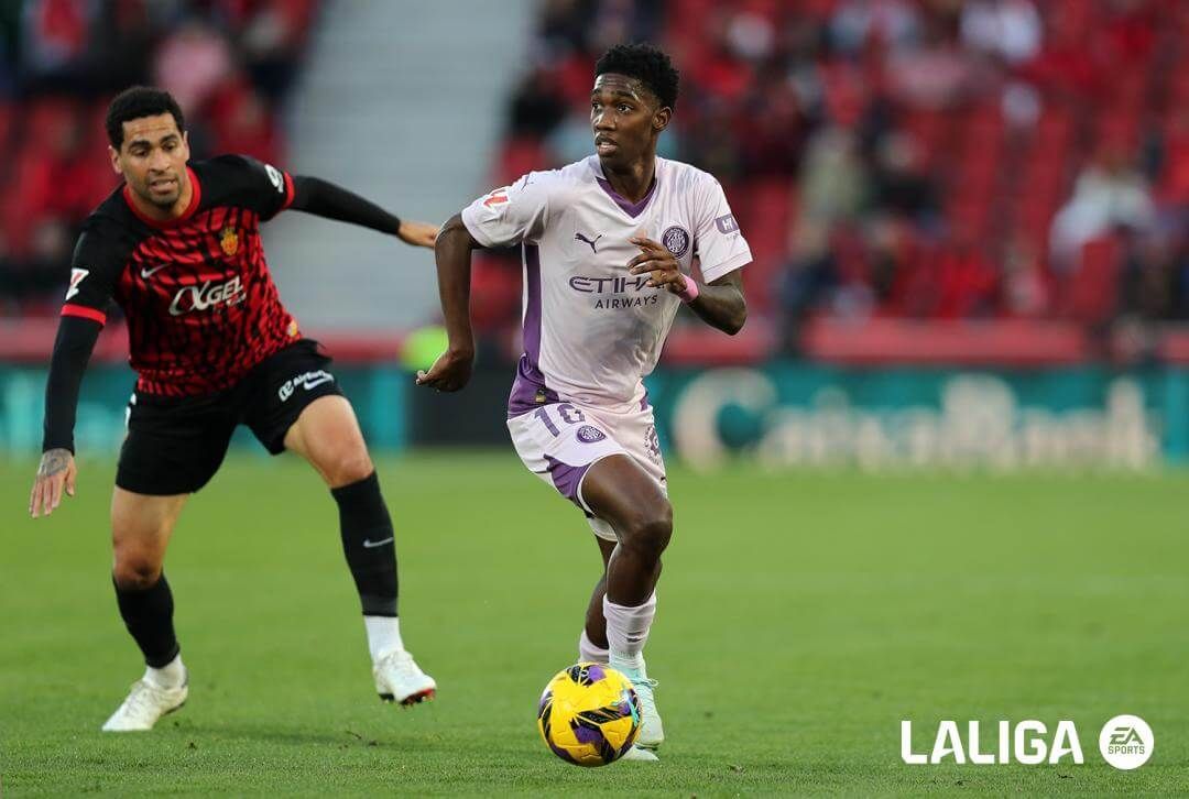 Yáser Asprilla se marcha de Omar Mascarell en el Mallorca-Girona.