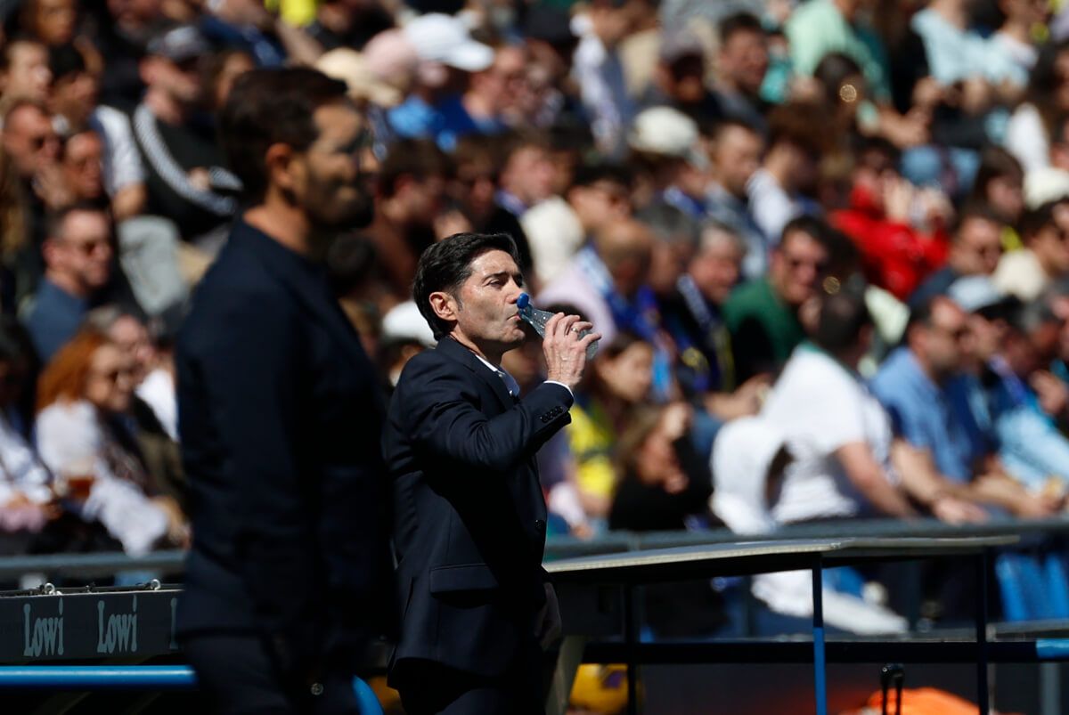  Marcelino García Toral bebe agua durante el Getafe-Villarreal de LALIGA EA Sports.