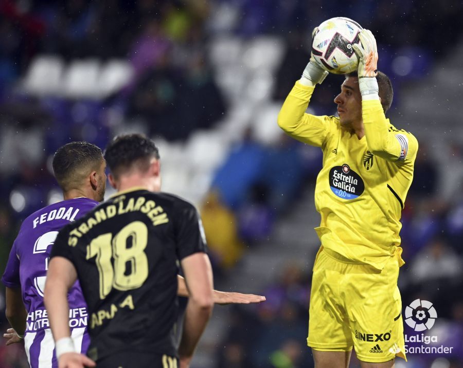  Masip se hace con un balón en el Valladolid-Celta