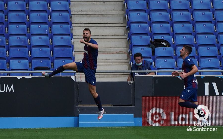 Mayoral celebra el gol.