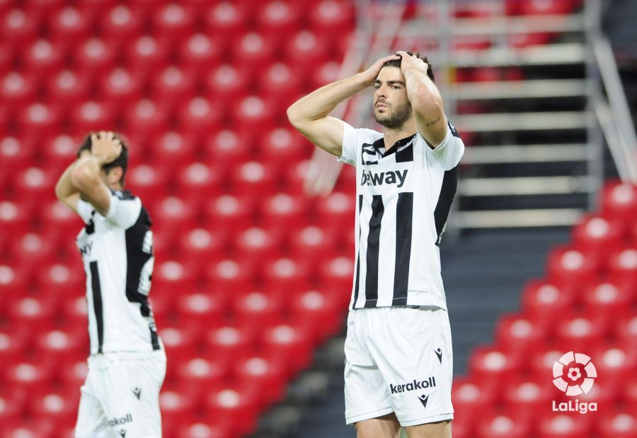  Melero se lamenta de una ocasión fallada.