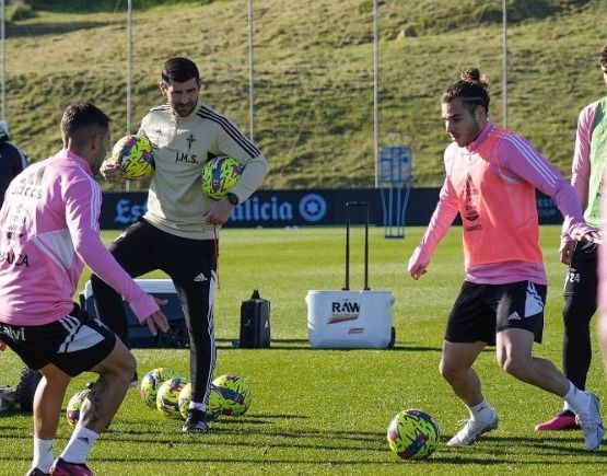  Miguel Rodríguez y Medrano, con el primer equipo del RC Celta que comanda Carlos Carvalhal.