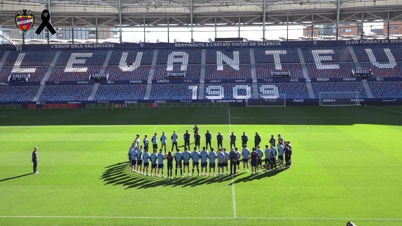 Los jugadores del Levante guardan un minuto de silencio por las víctimas del incendio de Valencia.