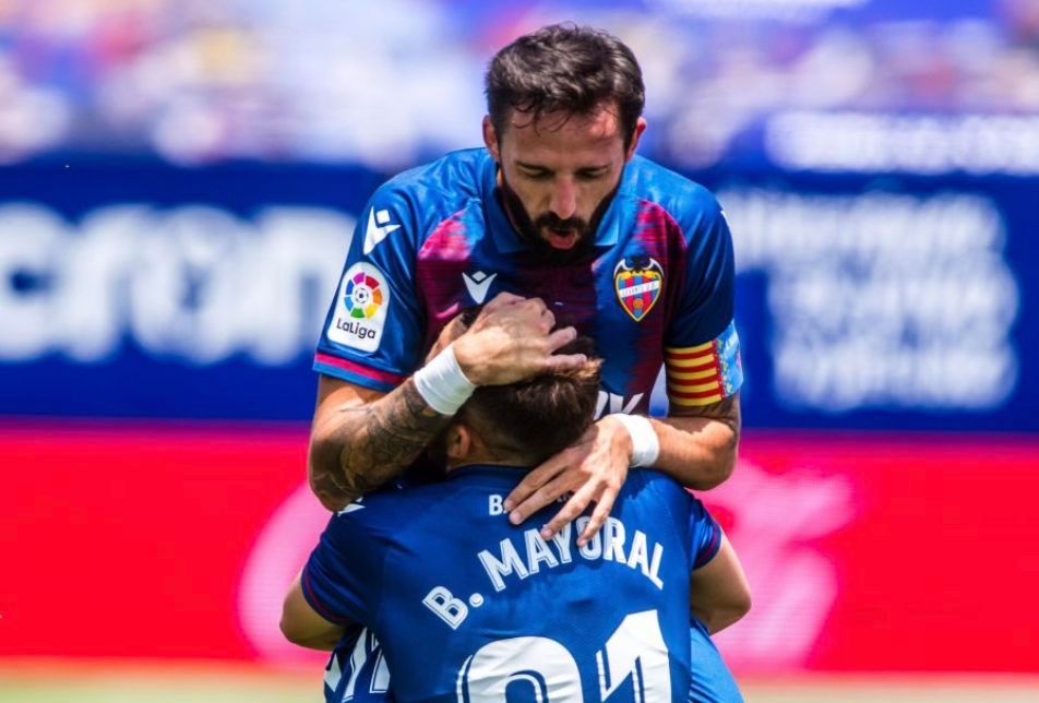 Morales y Mayoral celebran el primer gol en un triunfo que acerca la permanencia.