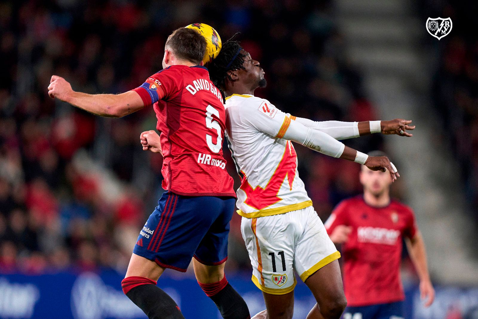  David García y Abdul Mumin pelean un balón en el Osasuna-Rayo Vallecano.