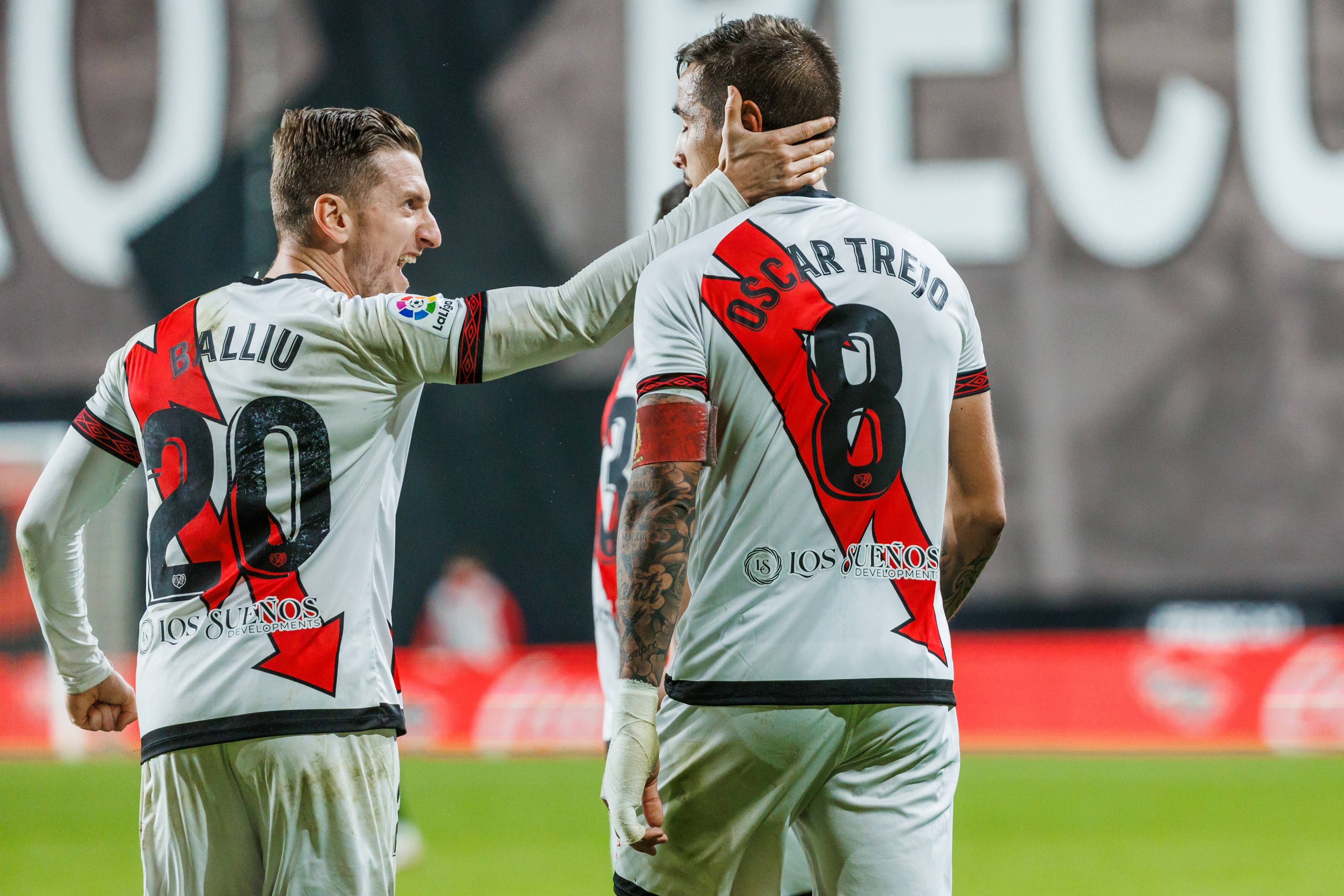 Óscar Trejo, tras un gol del Rayo Vallecano, aún con el brazalete de capitán (Cordon Press)