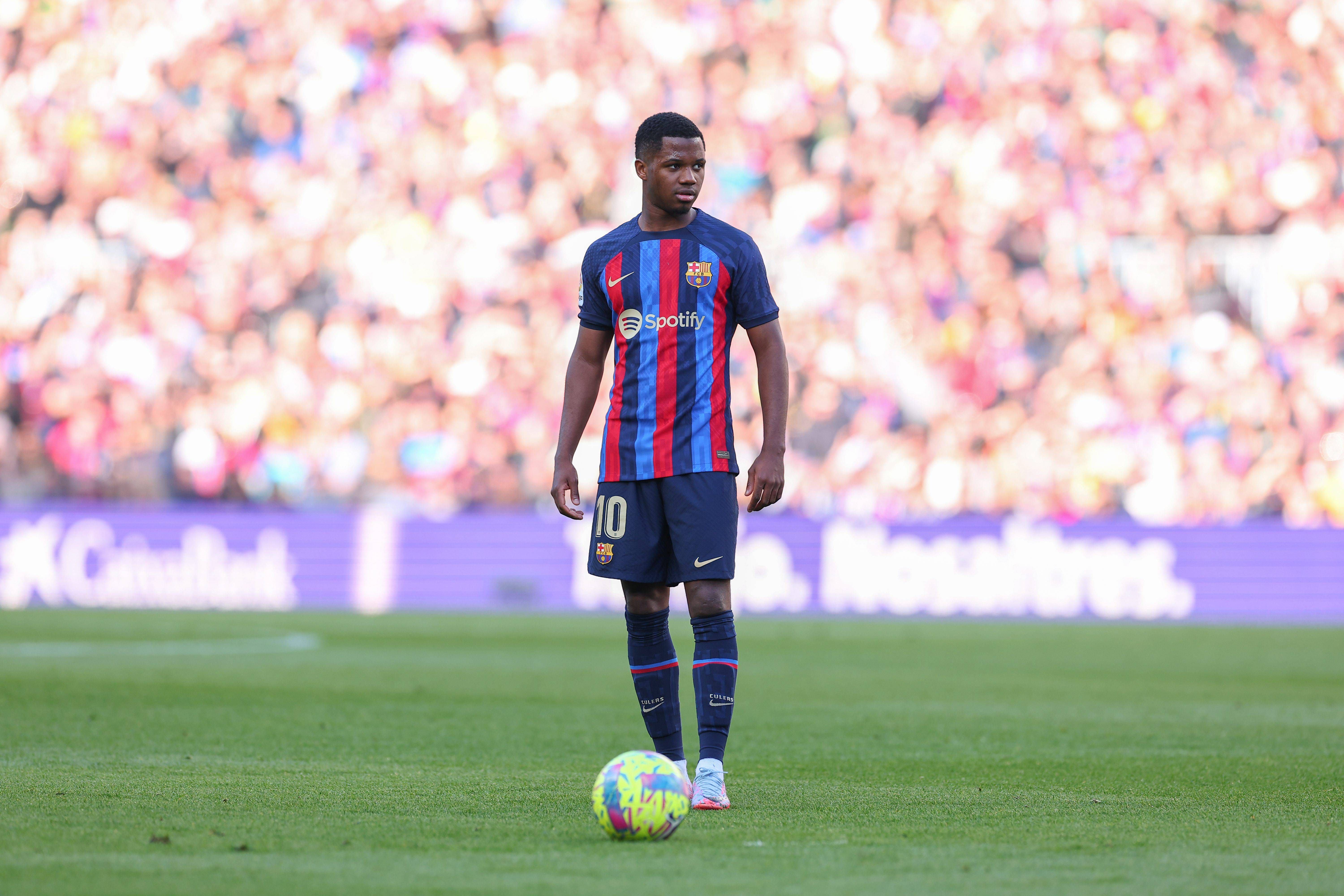  Ansu Fati, con el balón en el Barcelona-Valencia (FOTO: Cordón Press).