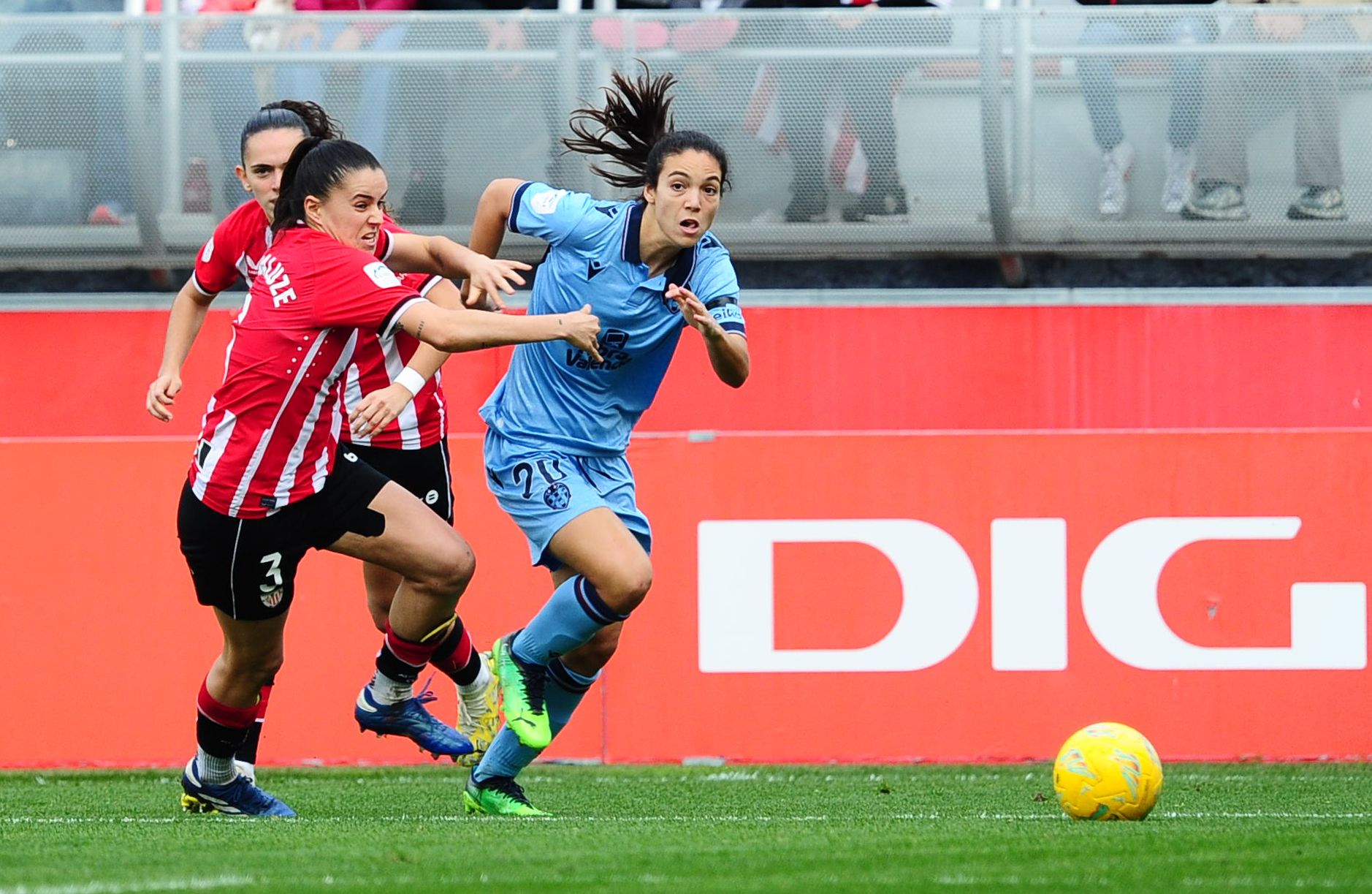 Paula Tomás en el partido entre el Levante Femenino y el Athletic Club.