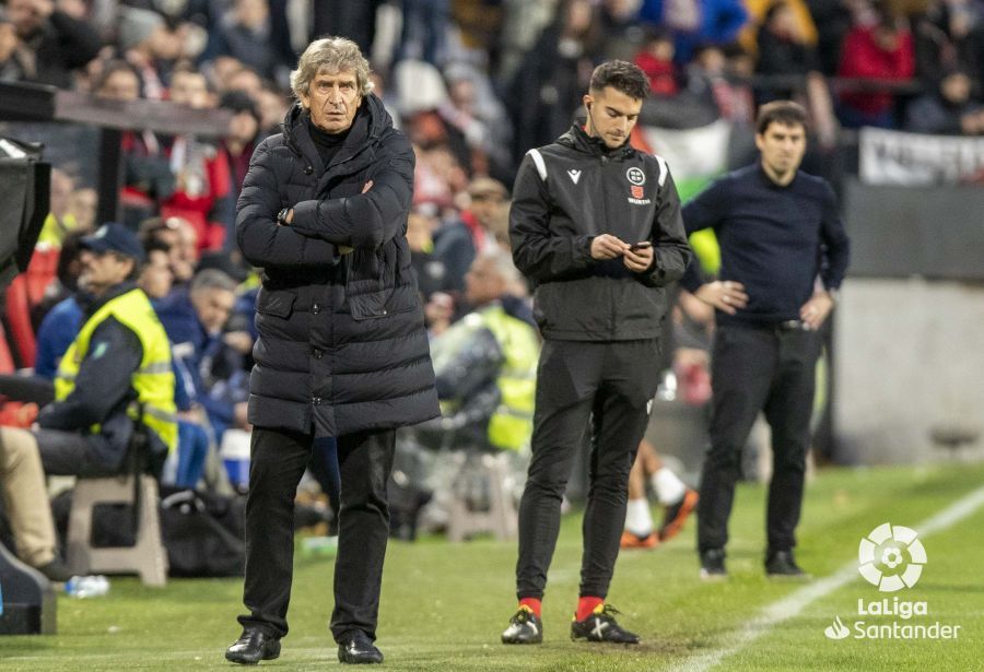Pellegrini, en la banda de Vallecas junto al cuarto árbitro.