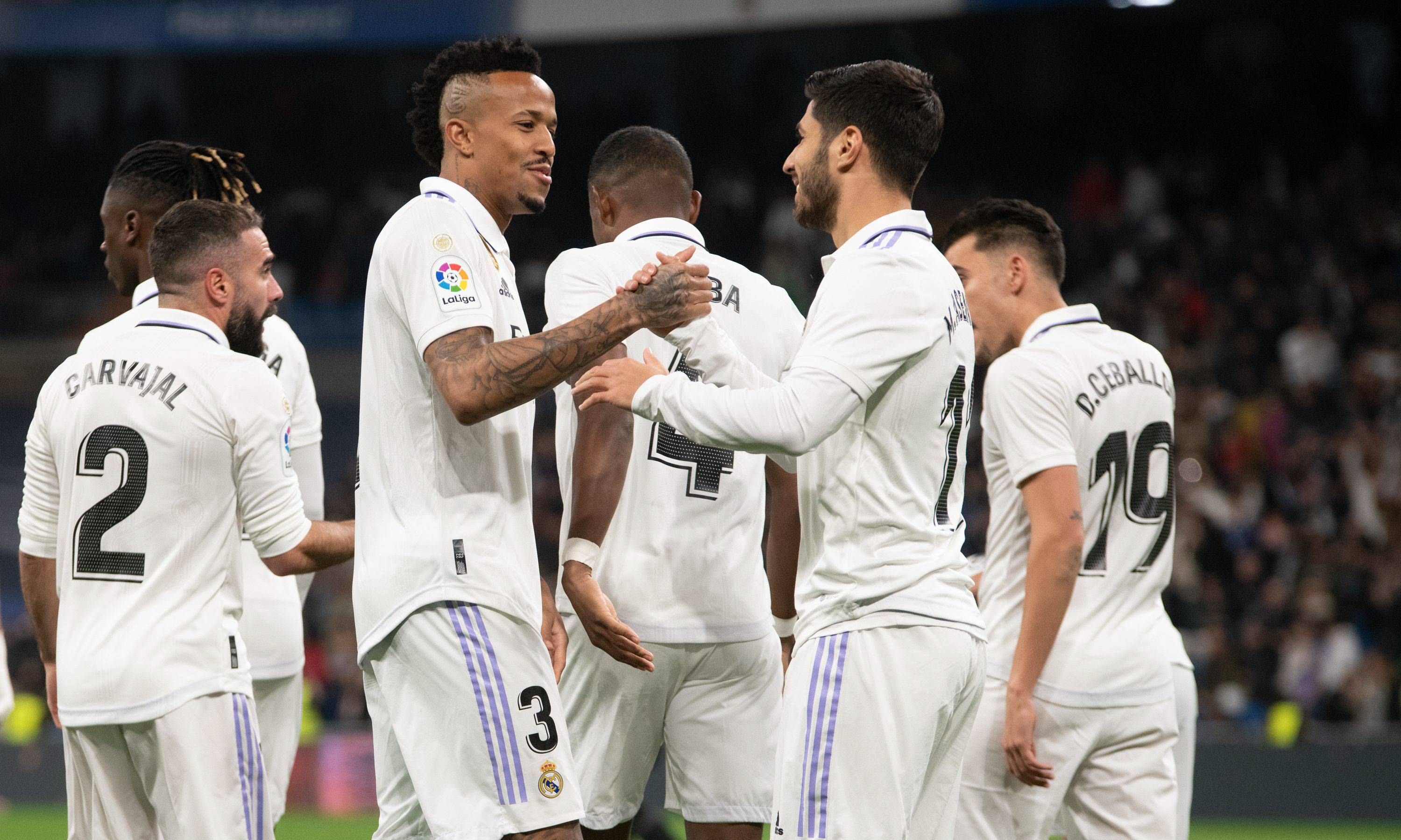 Éder Militao, Marco Asensio celebran en el Real Madrid-Elche (Foto: Cordon Press).