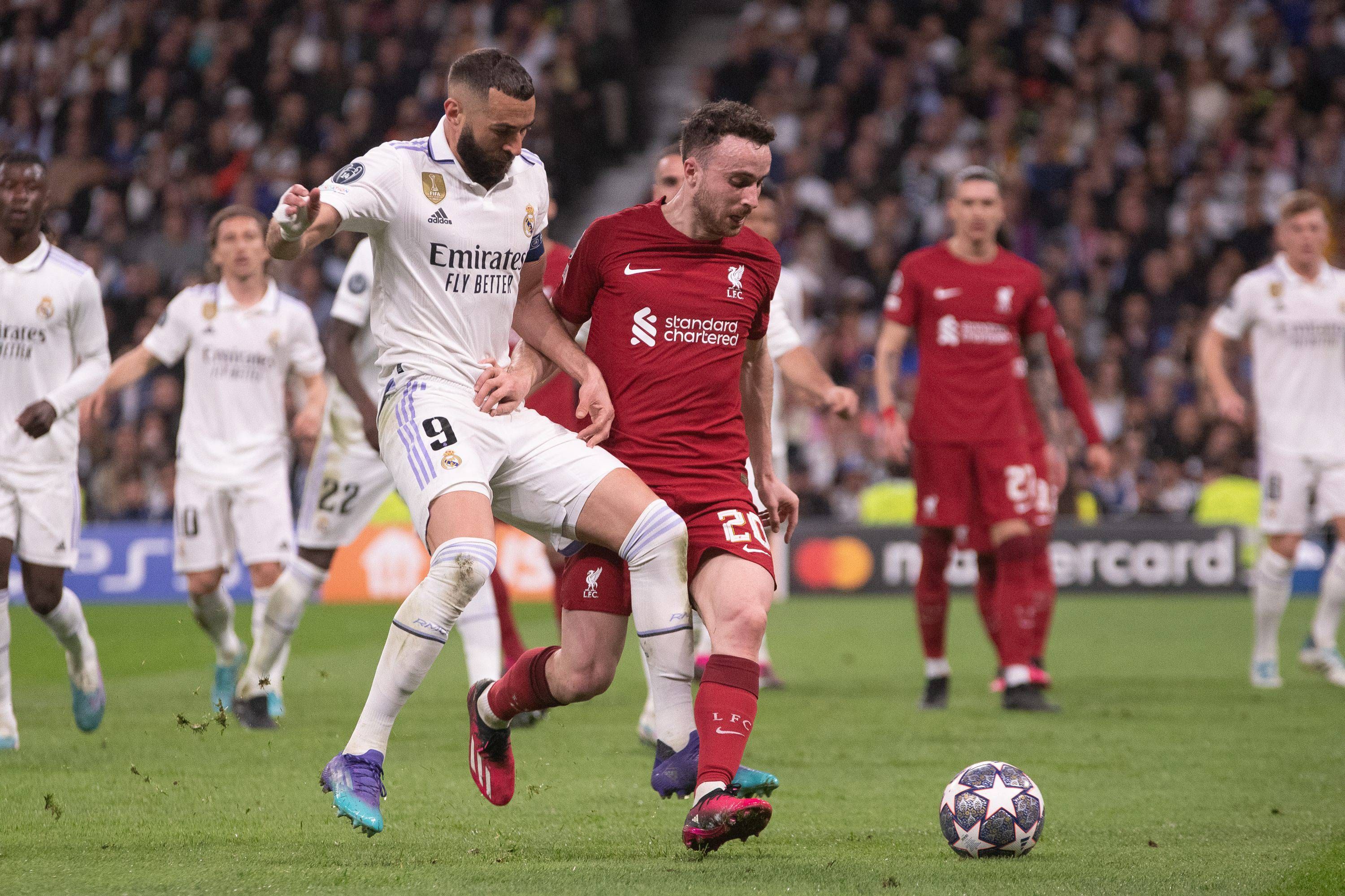  Karim Benzema, delante de Diogo Jota en el Real Madrid-Liverpool.