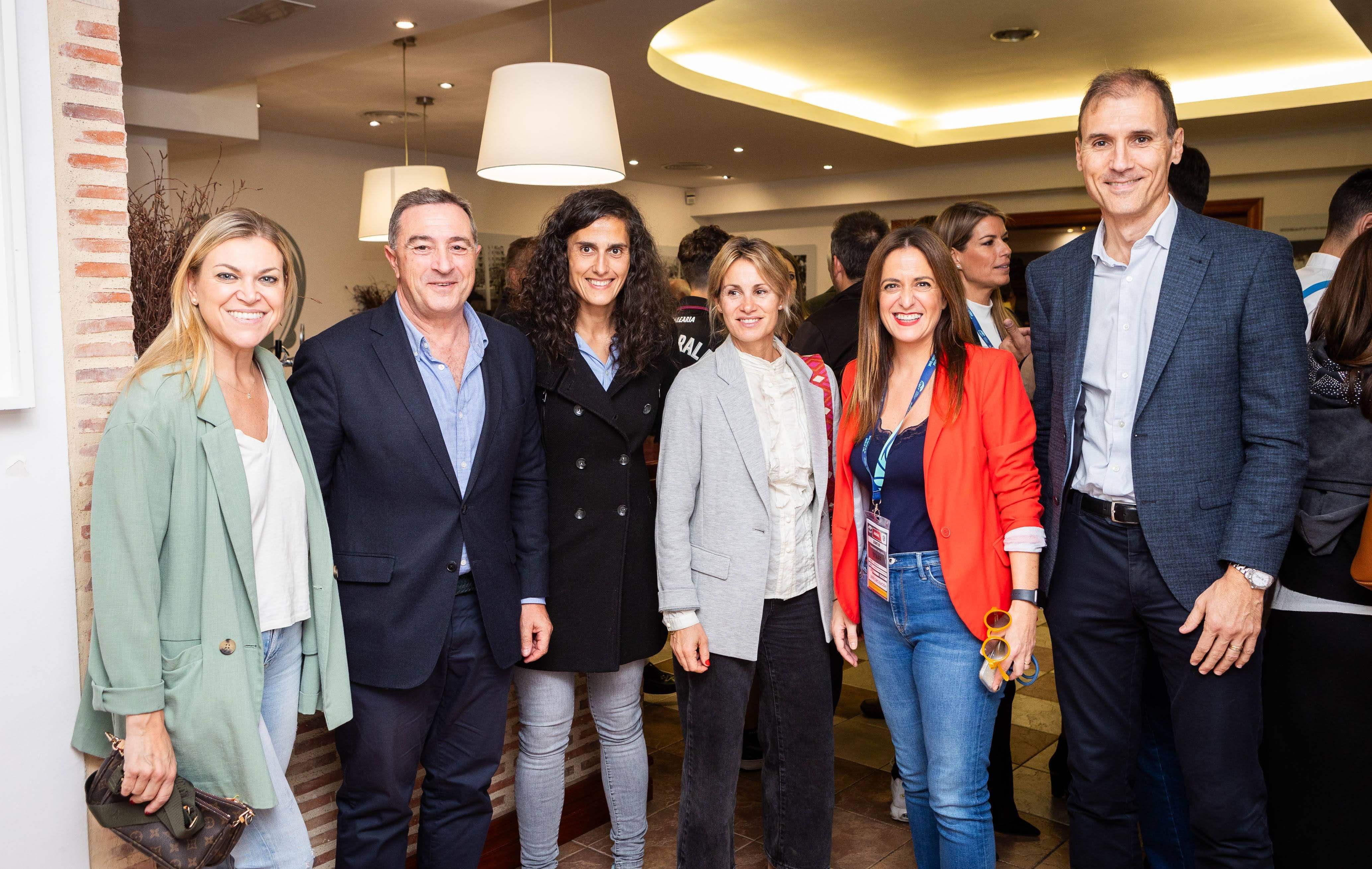  Representantes del deporte nacional y valenciano acompañan al Levante UD Femenino en el derbi celebrado en el Ciutat.