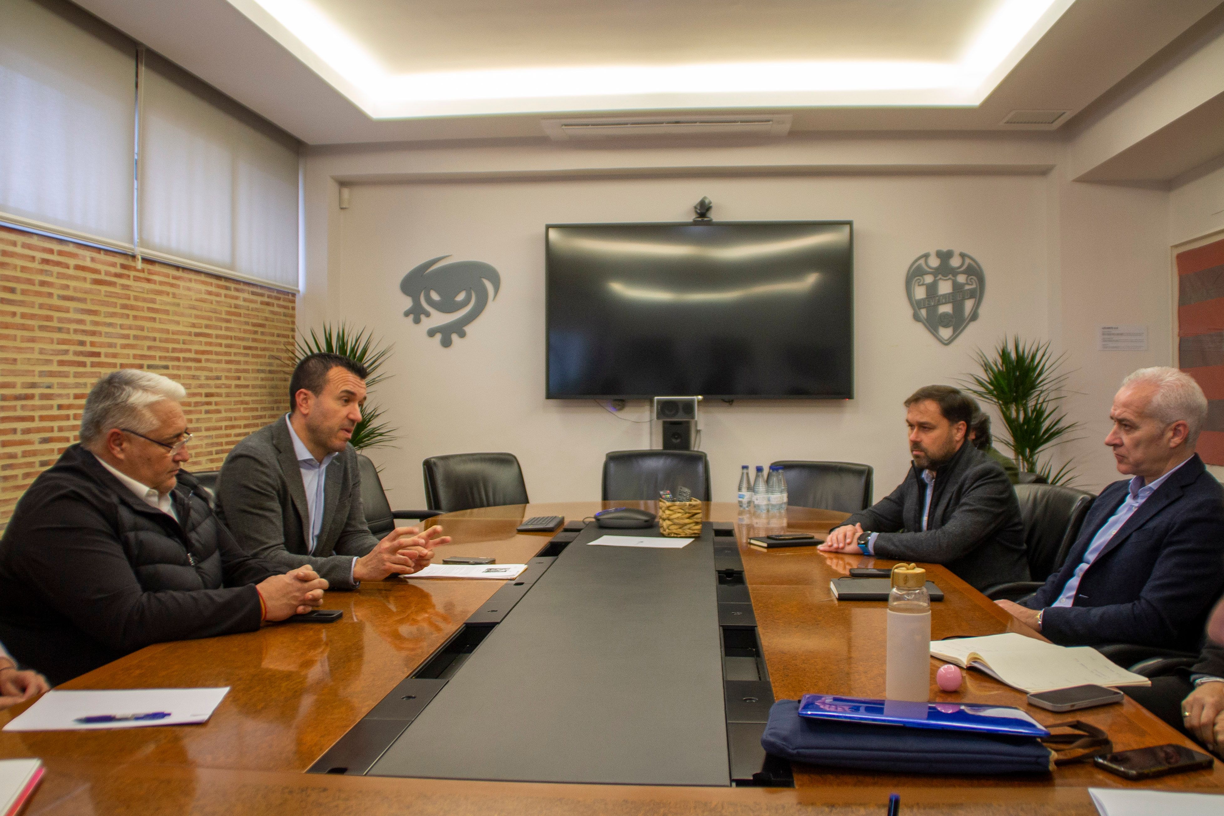 Reunión del Levante UD con la Diputación de Valencia para buscar sinergias y colaborar en la promoción e impulso del deporte femenino.