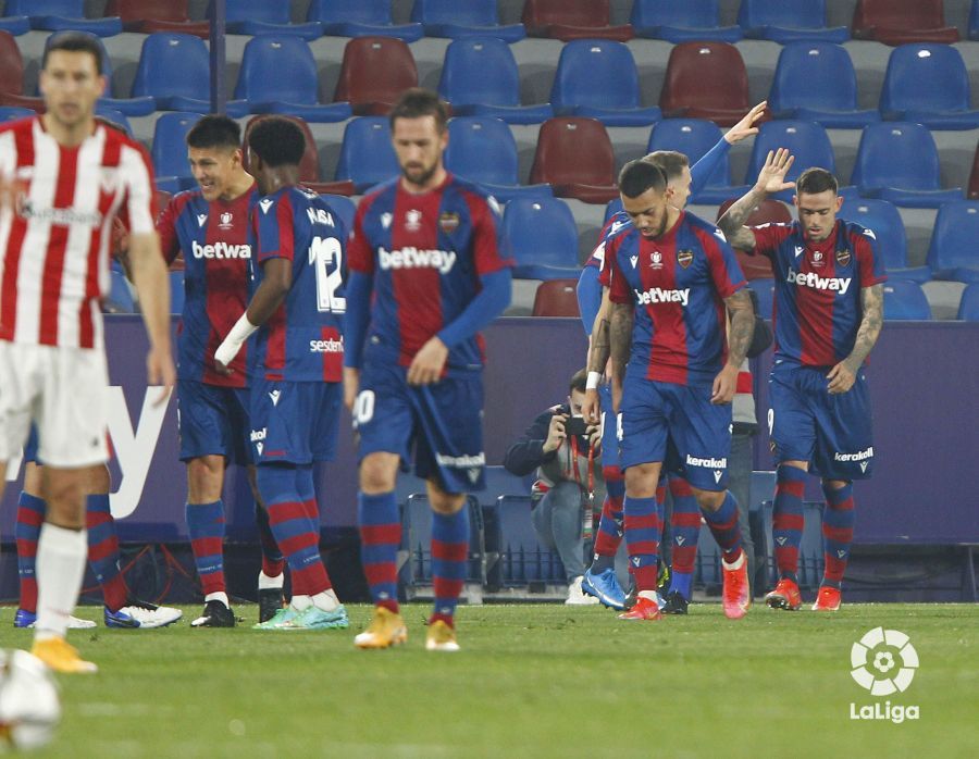  Roger recibe la felicitación de sus compañeros por su gol.