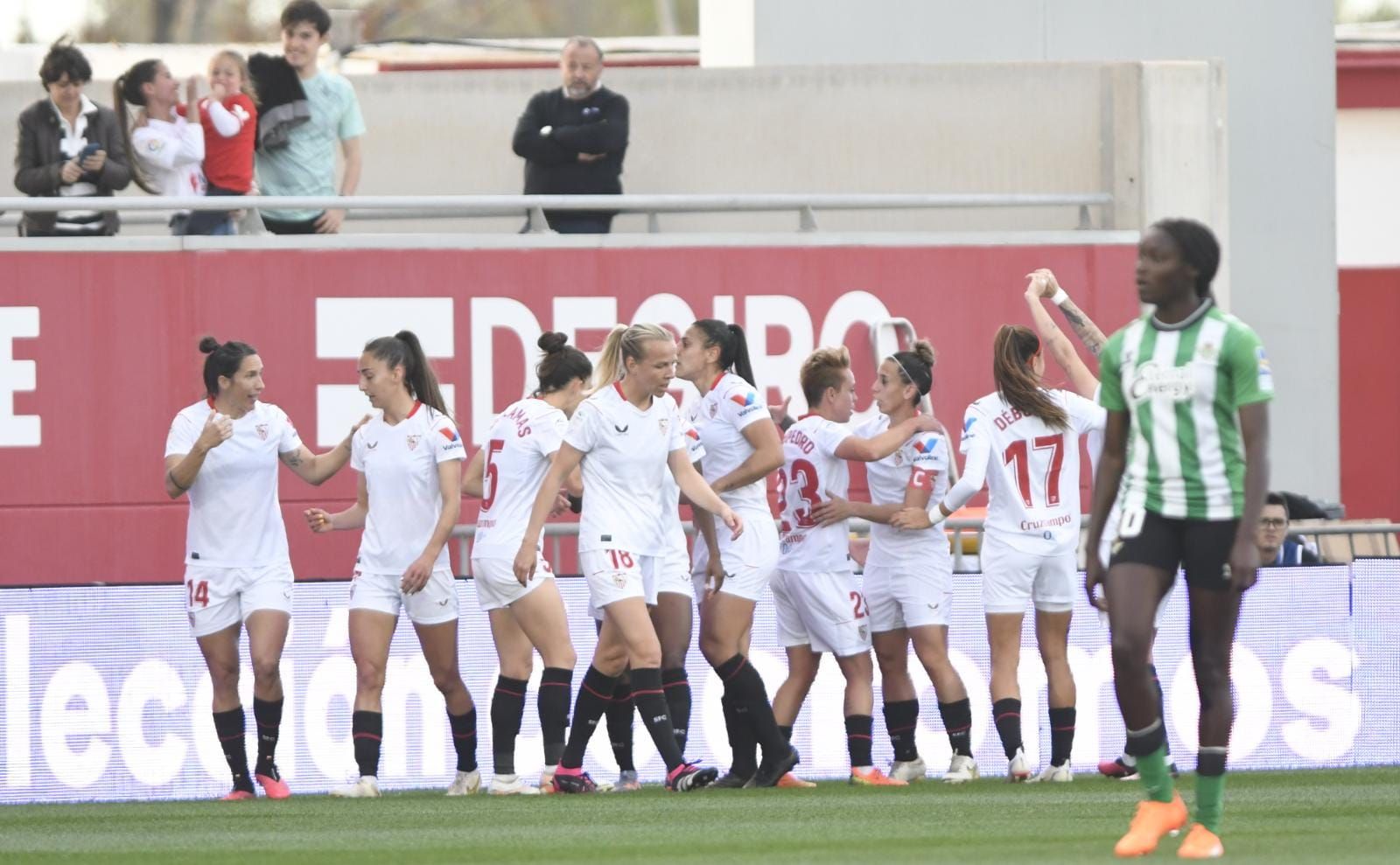 Rosa Otermín celebra su gol en el Sevilla Femenino - Betis Féminas del pasado ejercicio