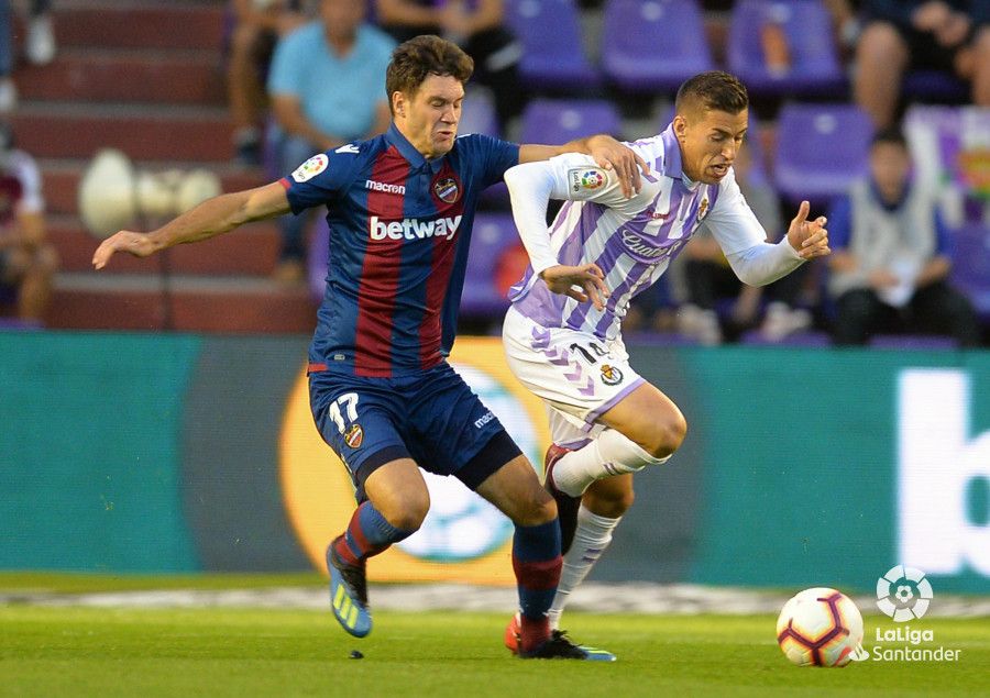  Vukcevic y Alcaraz, durante un lance del partido ante el Levante.