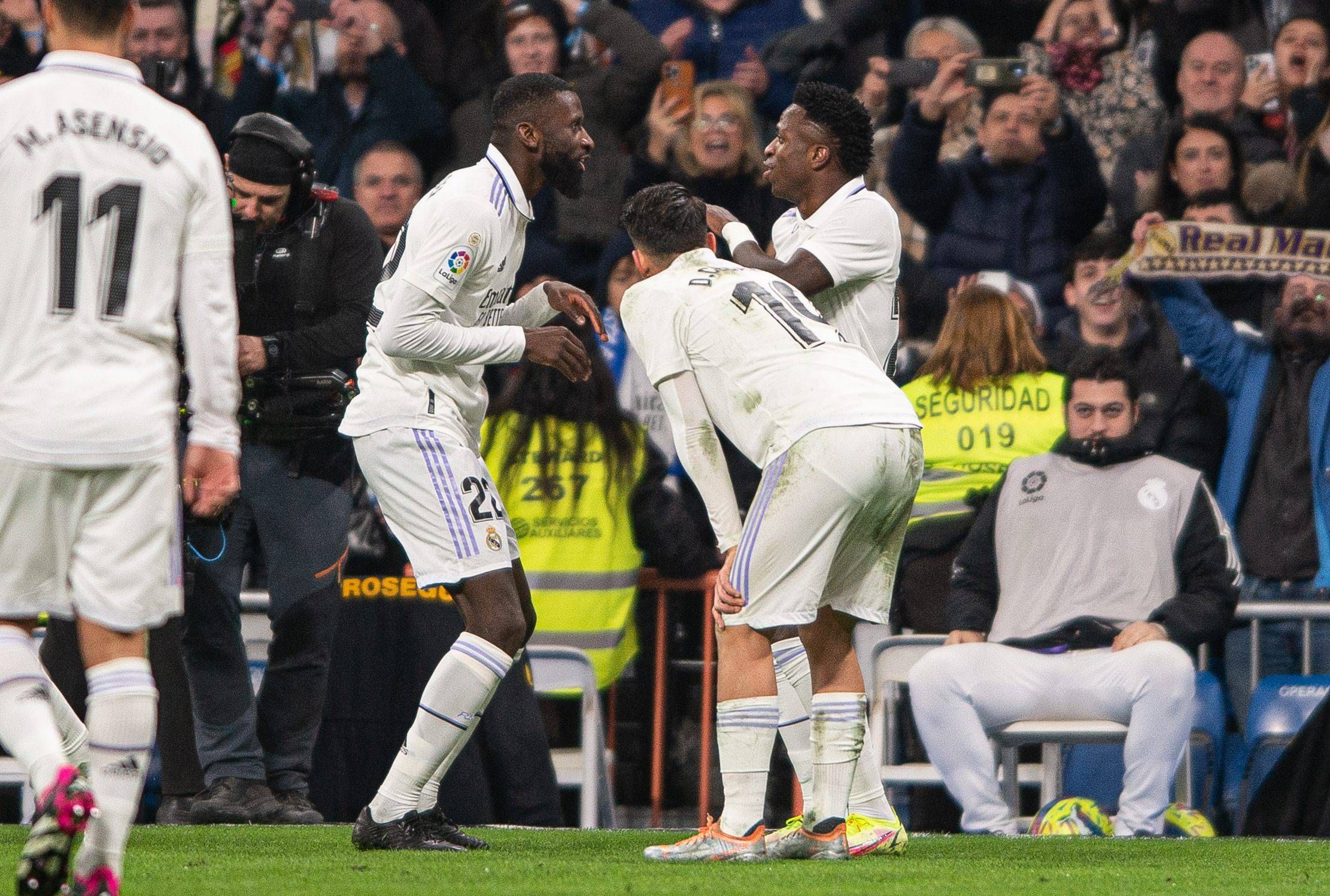 Rüdiger y Vini celebran el gol del brasileño al Valencia (Foto: Cordon Press).