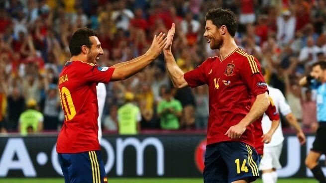  Santi Cazorla y Xabi Alonso con la Selección