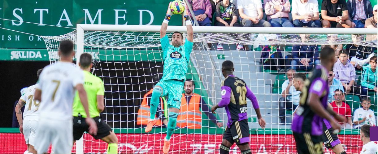  Sergio Asenjo atrapa un balón.