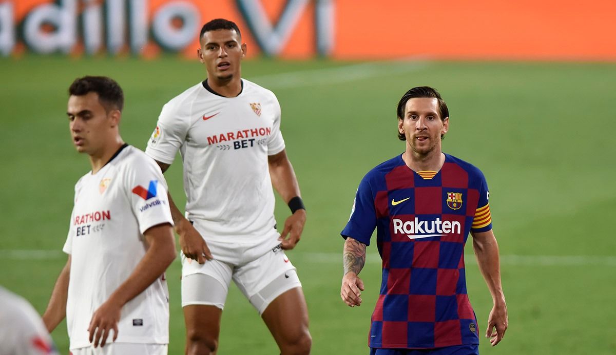 Diego Carlos, tras Messi, en el Sevilla-Barcelona.