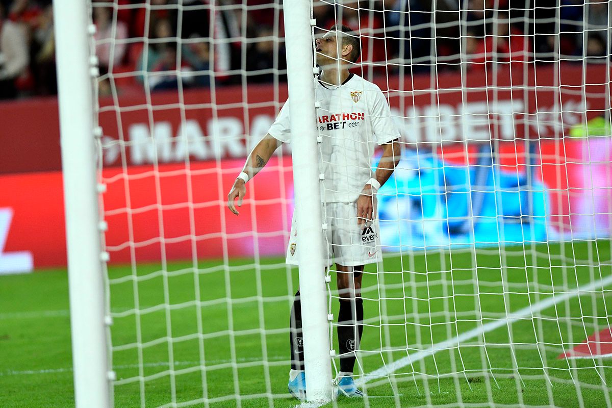  Chicharito se lamenta tras una ocasión fallada.