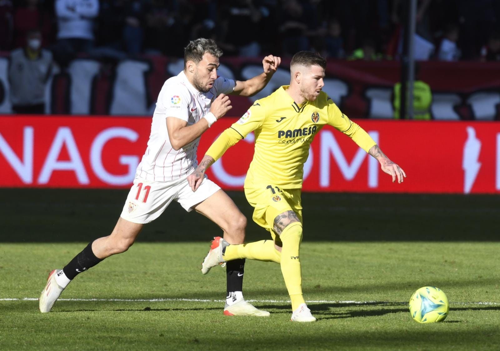  Alberto Moreno, jugando contra el Sevilla en Nervión.