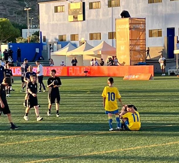 Eydan, consolando a un compañero.