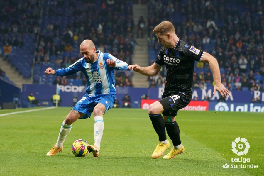 Sorloth con Aleix Vidal en el Espanyol-Real Sociedad (Foto: LaLiga).