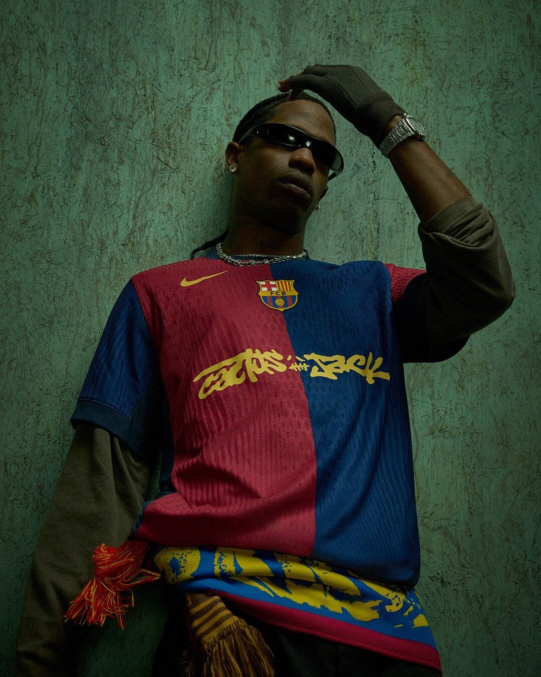  Travis Scott posa con la camiseta del Barcelona para el Clásico (FCB)