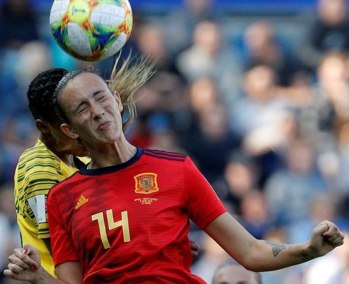  Torrecilla disputa un balón en el duelo ante Sudáfrica.