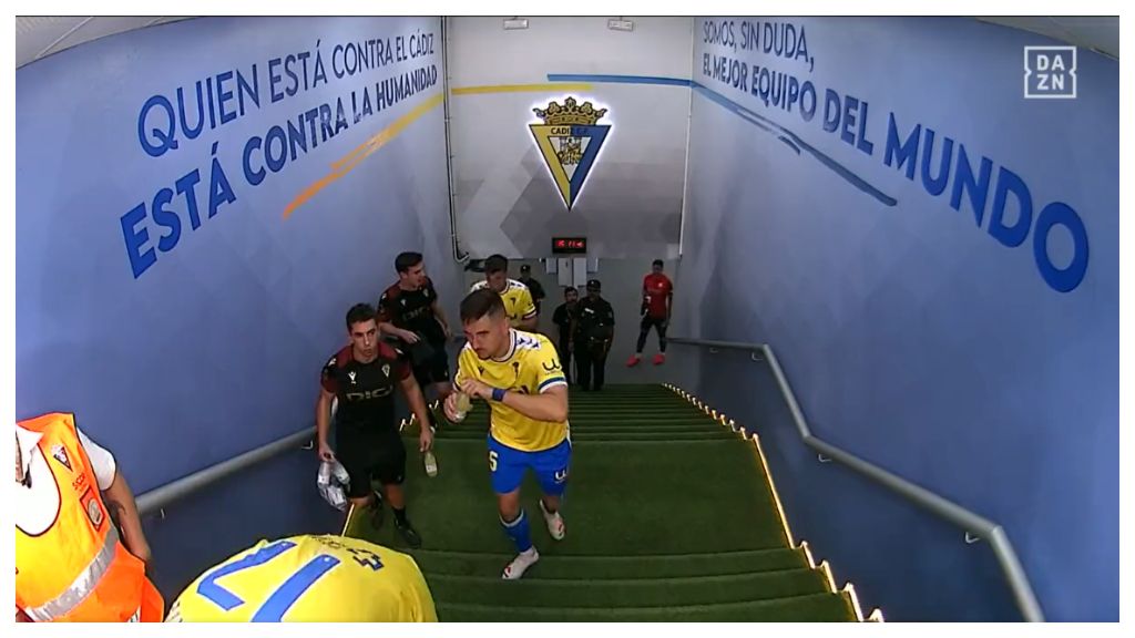 Túnel de vestuarios del Nuevo Mirandilla. (Fuente: @DAZN_ES)