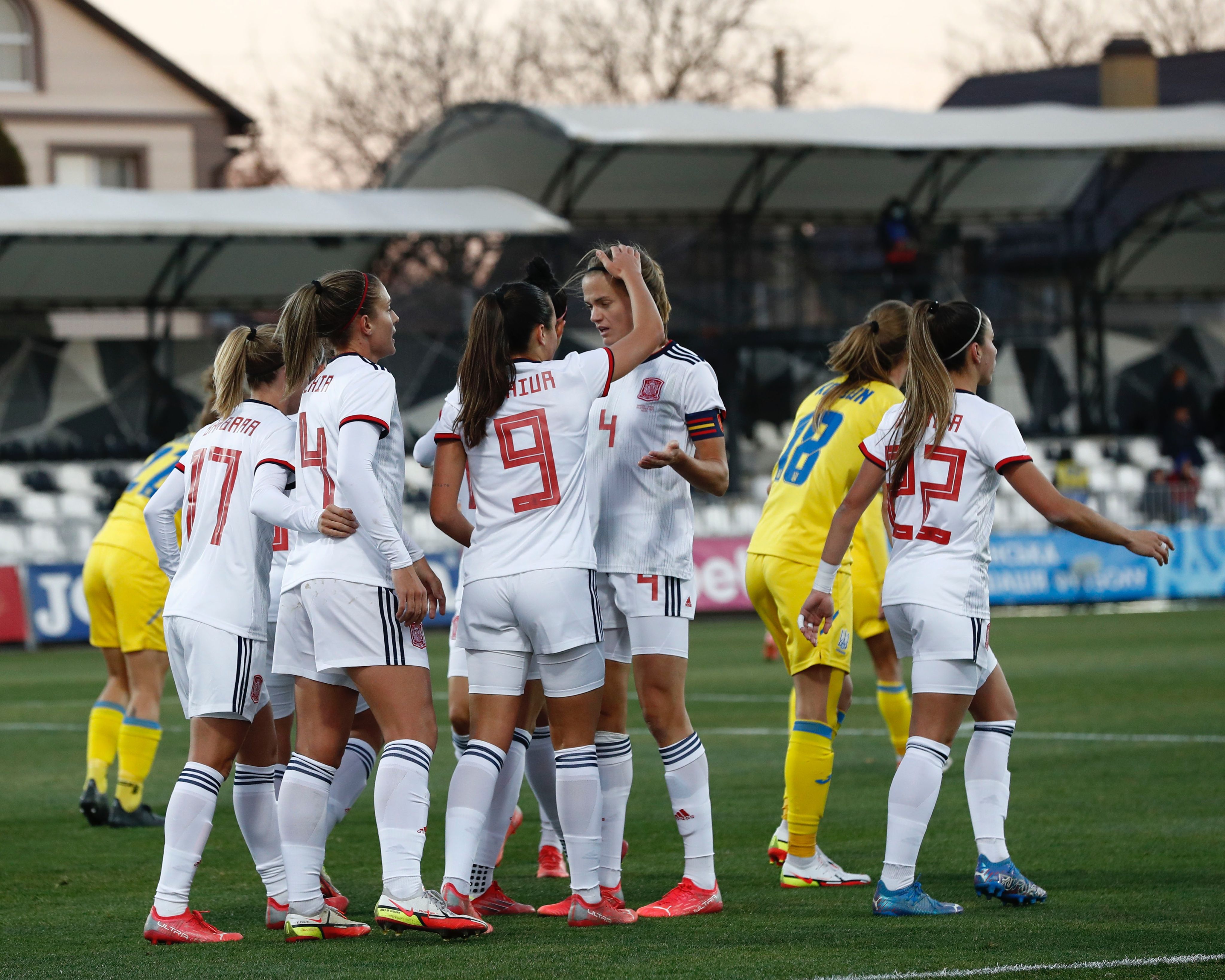 Las jugadoras de la selección celebran un gol en el Ucrania-España.