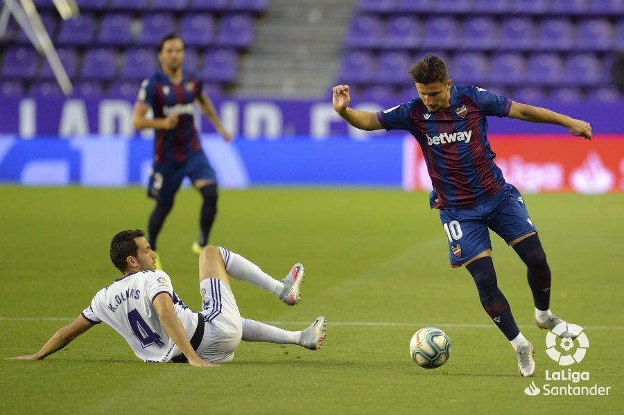  Bardhi con el balón.