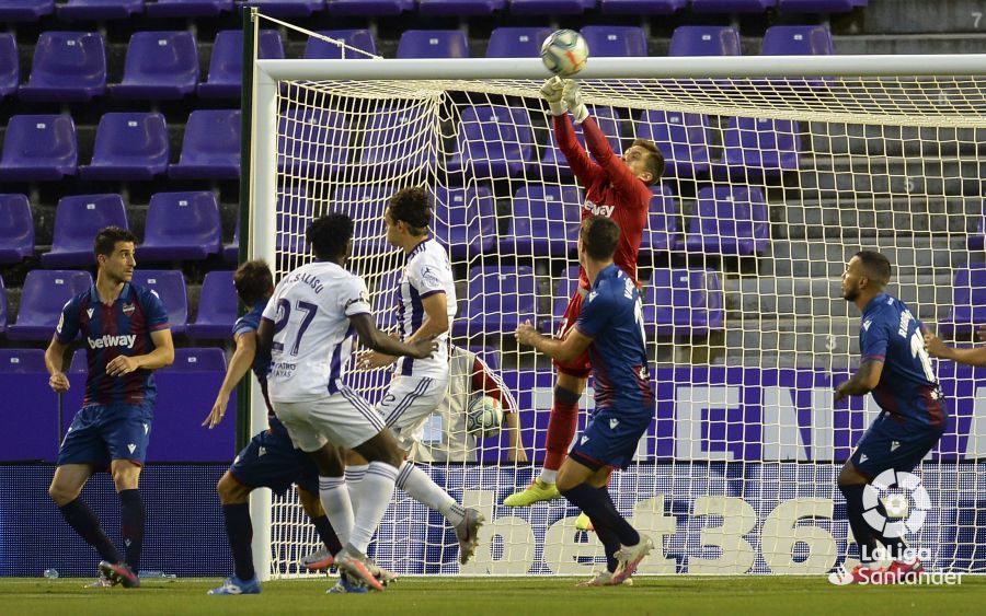  Aitor despeja el balón.