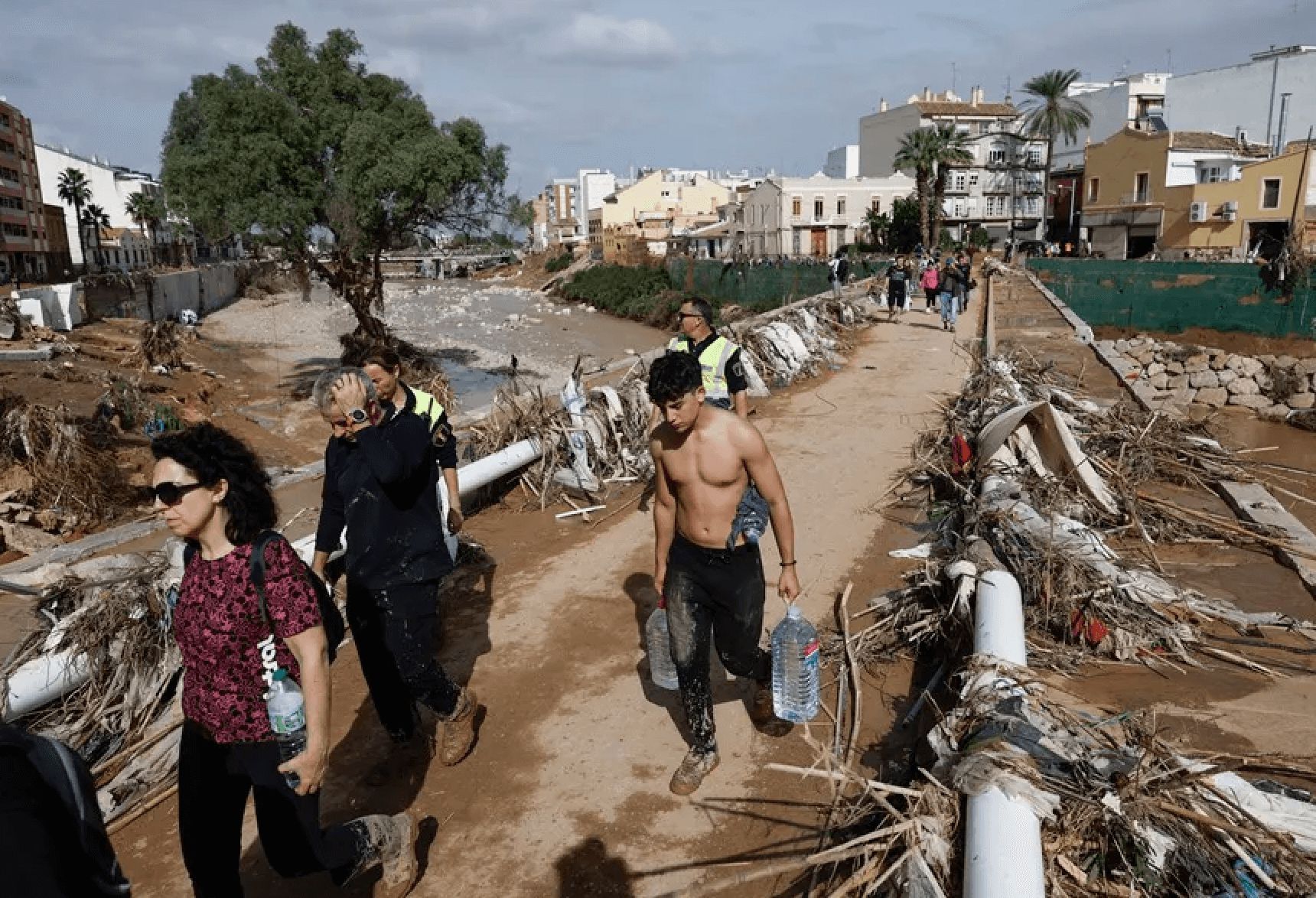  Vicente Iborra, como miles de valencianos, se desplaza con palas y su familia para ayudar a los afe