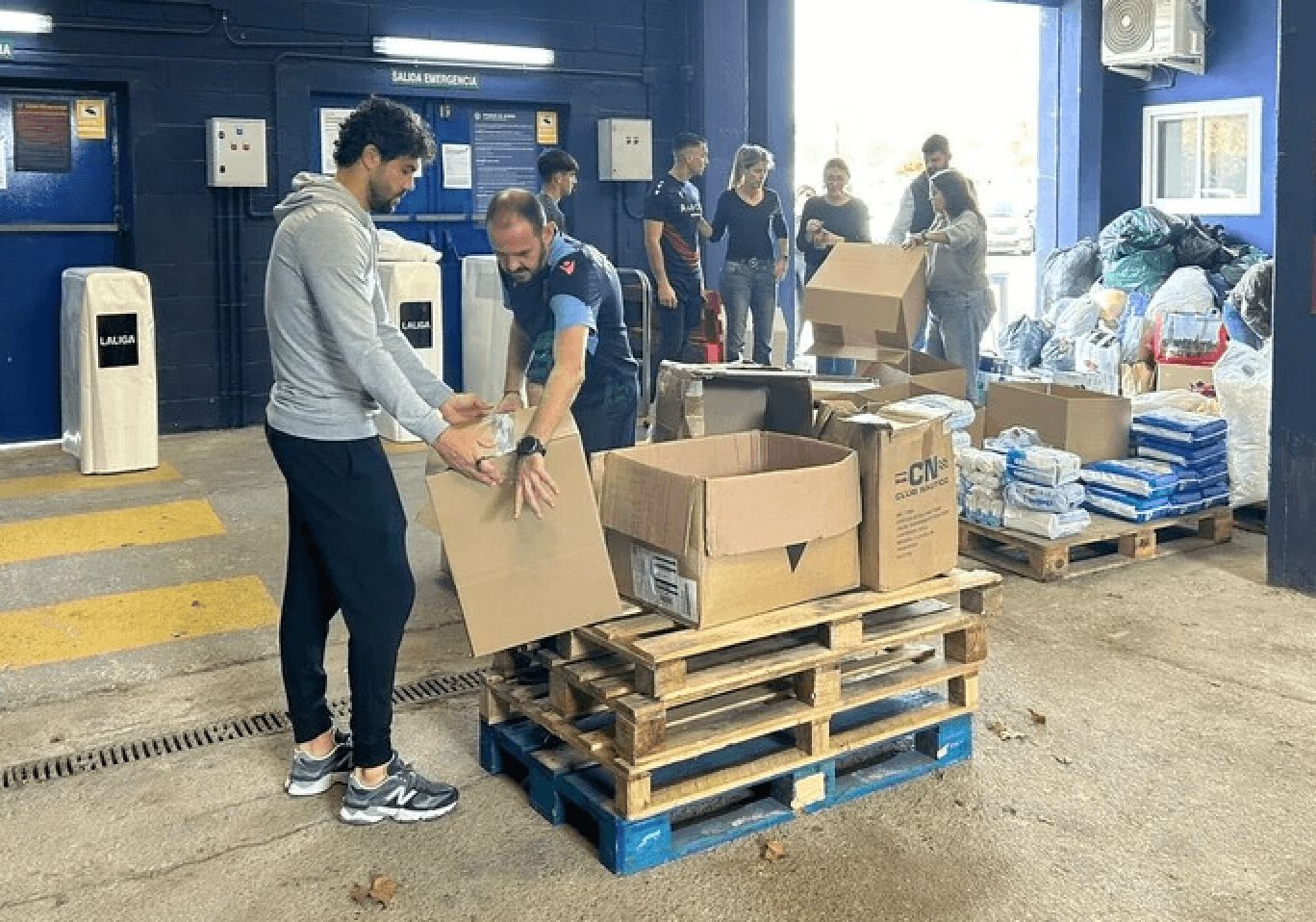  Vicente Iborra en el Ciutat llevando ropa y comida