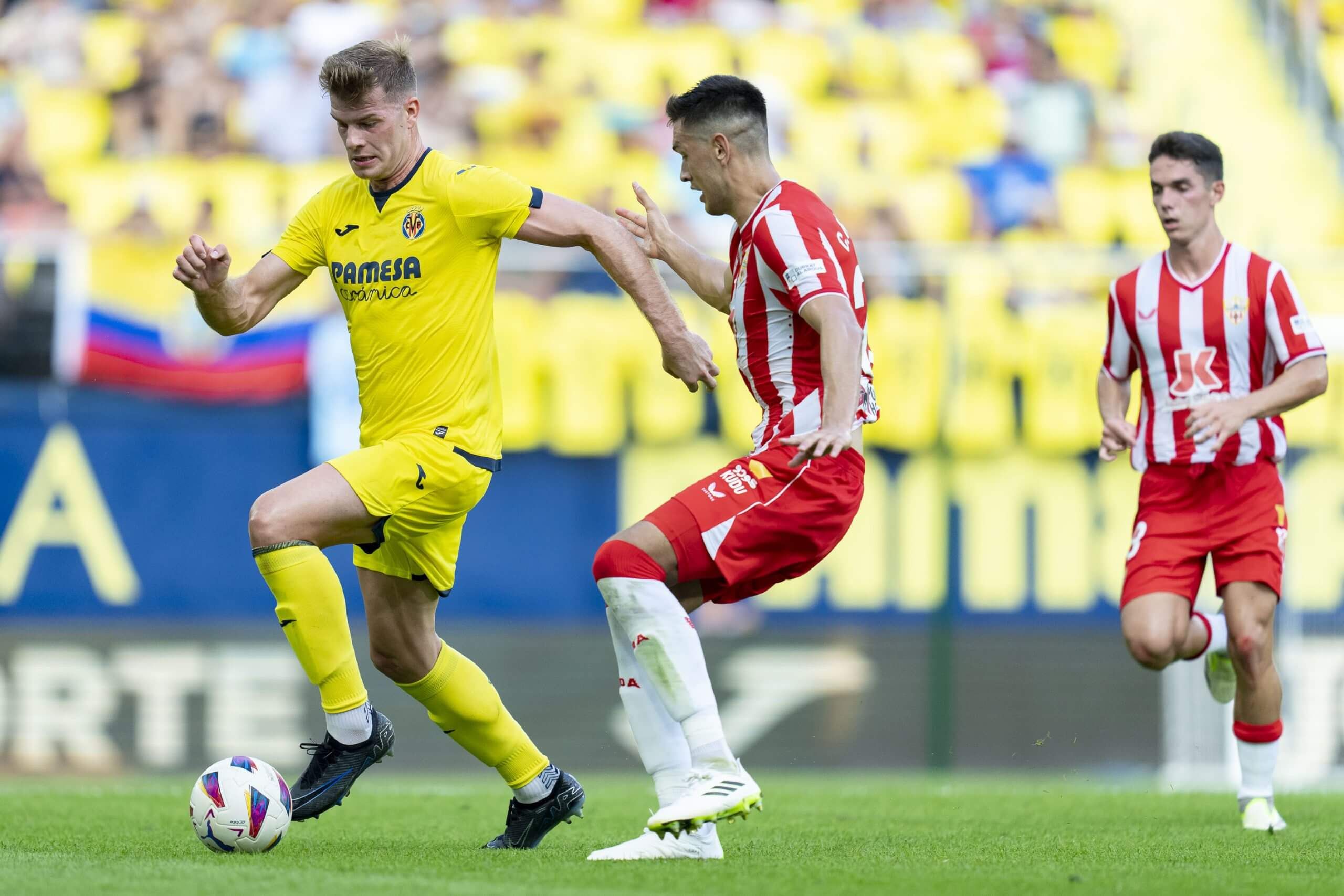  Alex Sorloth conduce el balón en el Villarreal-Almería.