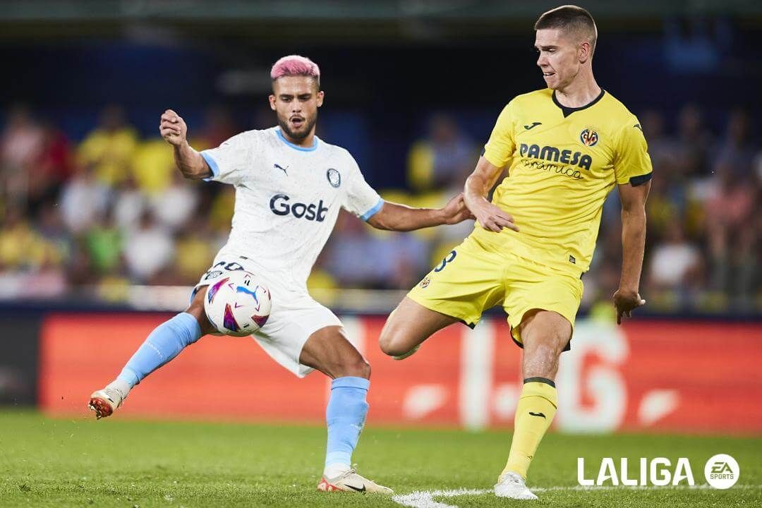 Yan Couto y Juan Foyth pelean un balón en el Villarreal-Girona.