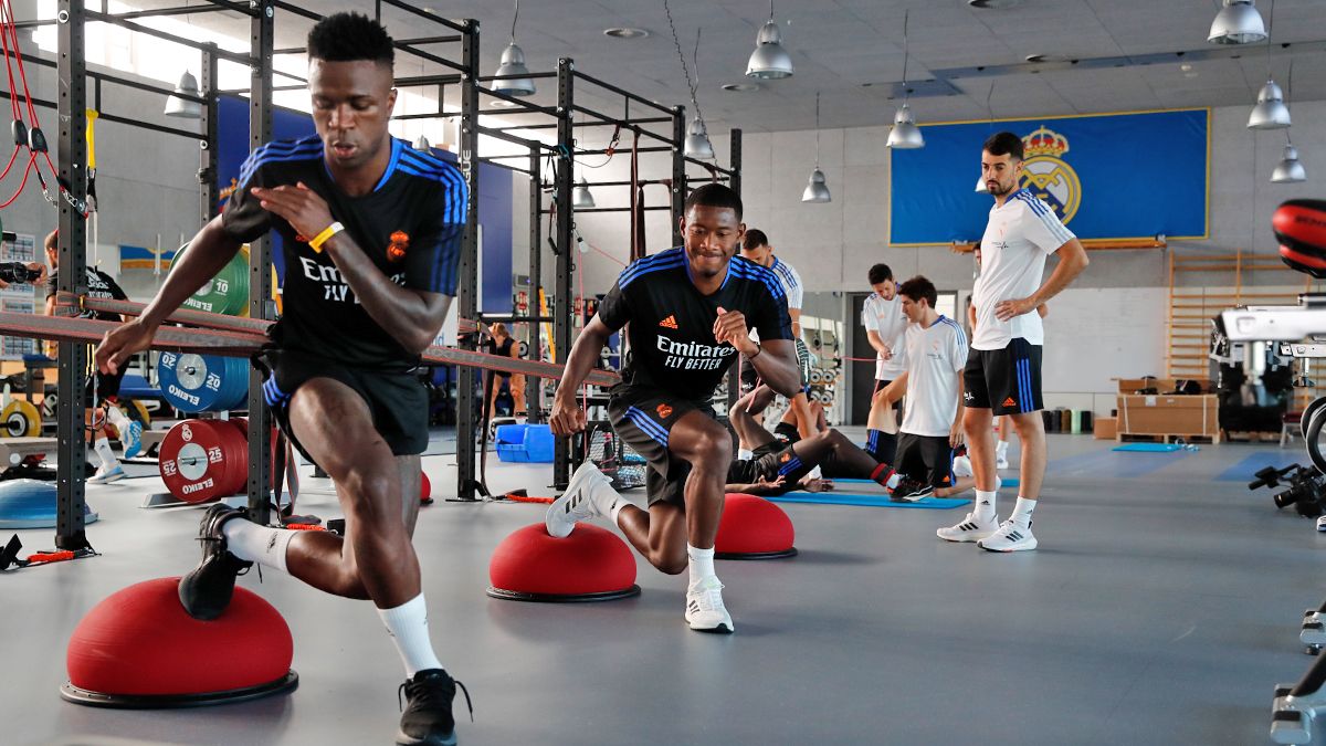  Vinícius y David Alaba, entrenándose en el gimnasio.