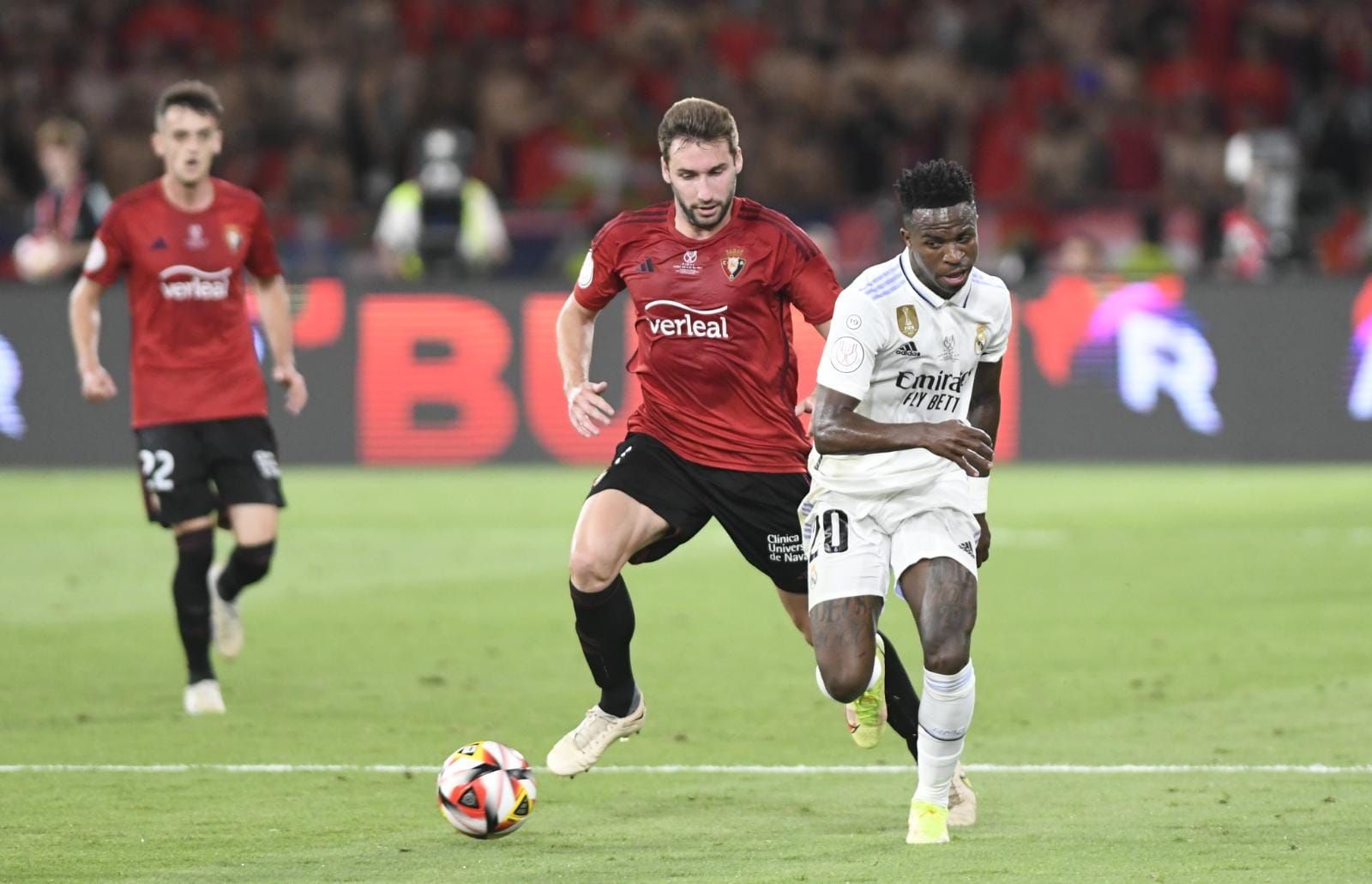  Vinicius disputando un balón con Moncayola
